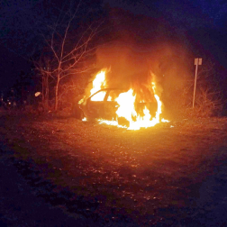 Gépkocsi égett Vácon