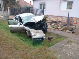 Árokba hajtott egy személygépkocsi