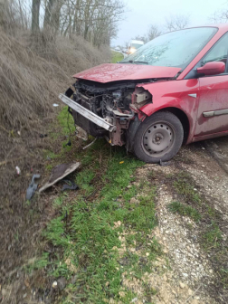 Árok oldalának csapódott az autó