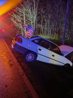 A tűzoltók áramtalanították a gépkocsikat