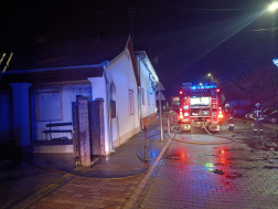 Az oltást követően a tűzoltók átszellőztették a helyiséget