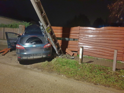 Villanyoszlopnak ütközött egy személygépkocsi Szigethalmon