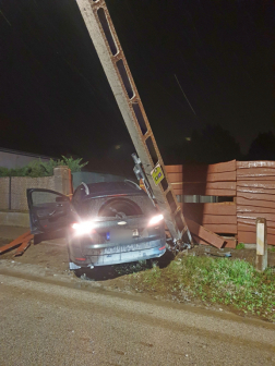 Kerítésnek is neki ütközött az autó