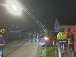 Az ütközés következtében az oszlop eltört, kidőlt