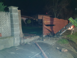 A tűzoltók áramtalanították a gépkocsit