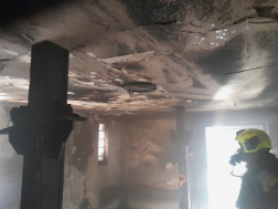 A szobában berendezési tárgyak égtek