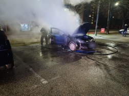 Gépkocsi égett Százhalombattán