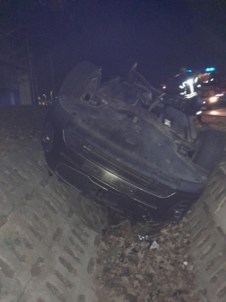 Az ütközés következtében az egyik autó az árokba csapódott