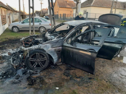 Az oltást követően a tűzoltók visszahűtötték a felmelegedett fém alkatrészeket