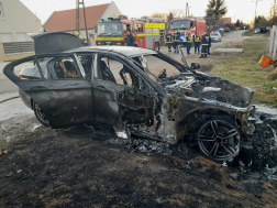 A tűzoltók átvizsgálták a járművet