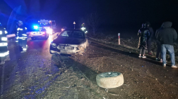 Szalagkorlátnak ütközött egy gépkocsi