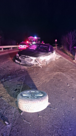 A tűzoltók áramtalanították a gépkocsit