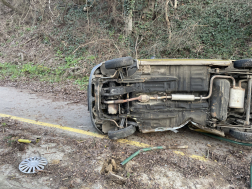 Oldalára borult egy személygépkocsi a 12-es főúton