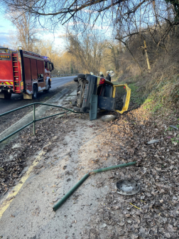 A tűzoltók áramtalanították a gépkocsit