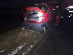 Az összetört kisteherautó forgalmi akadályt okozott