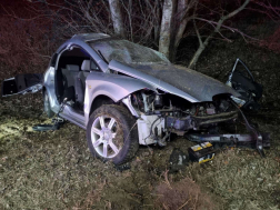 A tűzoltók feszítővágó segítségével szabadították ki a beszorult embert