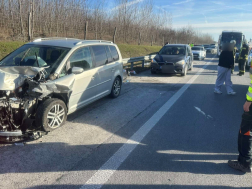 Az összetört gépkocsik forgalmi akadályt okoztak