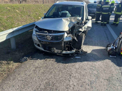 A tűzoltók áramtalanították a gépkocsikat