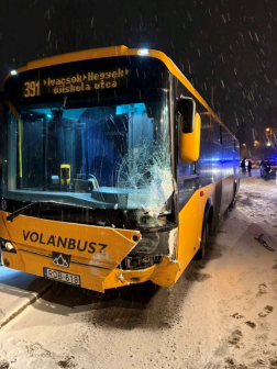 Autóbusz és egy személygépkocsi ütközött össze 