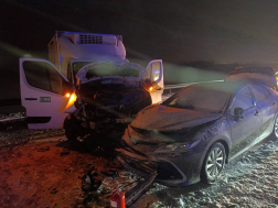 Az összetört gépkocsik forgalmi akadályt okoztak