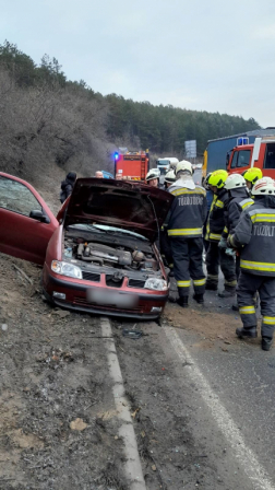 Az egyik autóban két ember beszorult