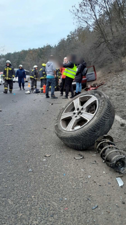 A tűzoltók áramtalanították a gépkocsikat