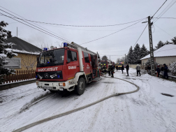 Százötven négyzetméteres épület kapott lángra