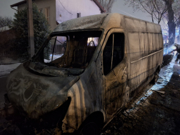 Teljes egészében égett a kisteherautó