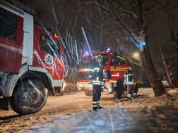 A tűzoltók átvizsgálták a kiégett járművet