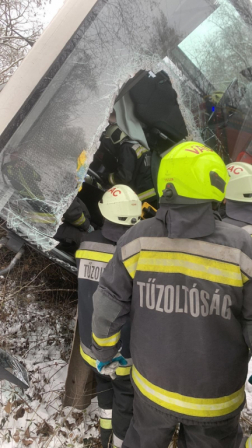 Árokba borult egy autóbusz