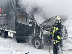 Kigyulladt egy kisteherautó az M1-es autópályán