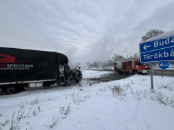 A teherautó motorterében keltkezett a tűz