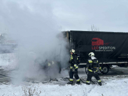 A tűzoltók átvizsgálták a kiégett járművet