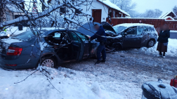 Két személygépkocsi ütközött össze