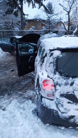 A tűzoltók áramtalanították a gépkocsikat