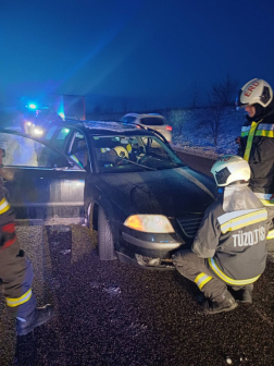 Teherautó és egy személygépkocsi ütközött össze