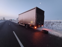 A tűzoltók áramtalanították a járműveket