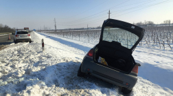 Szalagkorlátnak ütközött egy személygépkocsi