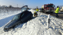 A tűzoltók áramtalanították a gépkocsit
