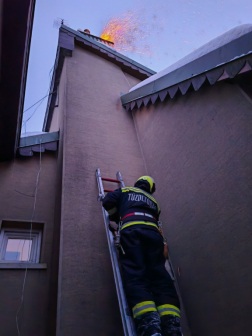 Kigyulladt egy családi ház kéménye Újhartyánban