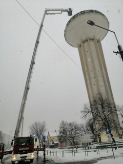 A tűzoltók emelő segítségével távolították el jeget