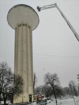 A tűzoltók kézi erővel távolították el a jégcsapokat