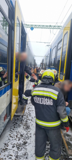 A tűzoltók segédkeztek a vonaton utazó emeberek átszállásában