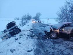 Két személygépkocsi ütközött össze