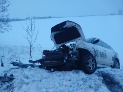 A tűzoltók áramtalanították a gépkocsikat