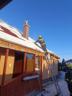 Az épület tetejének megbontását követően a tűzoltók eloltották a tüzet