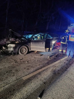 Egy autó tetőre borult