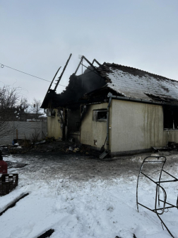 A tűzoltók több oldalról fékezték meg a lángokat