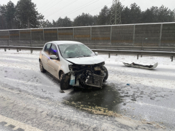 A tűzoltók áramtalanították a járművet