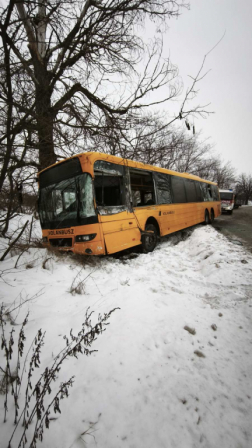 Nyerges vontató és egy busz ütközött össze 